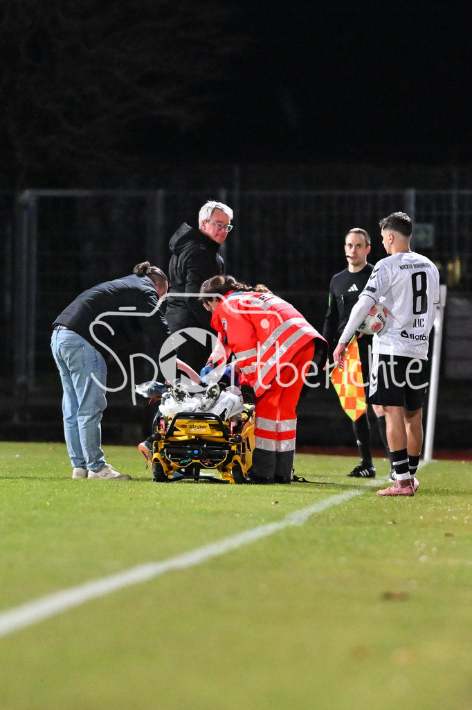 SV Wacker Burghausen - FC Bayern Amateure | BURGHAUSEN, GERMANY - 01. APRIL: der verletzte Denis ADE (Wacker Burghausen 32) wird von den Sanitätern vom Platz getragen während dem Match zwischen dem SV Wacker Burghausen und den Amateuren des FC Bayern München am 26. Spieltag der Regionalliga Bayern im Flatbuy Stadion