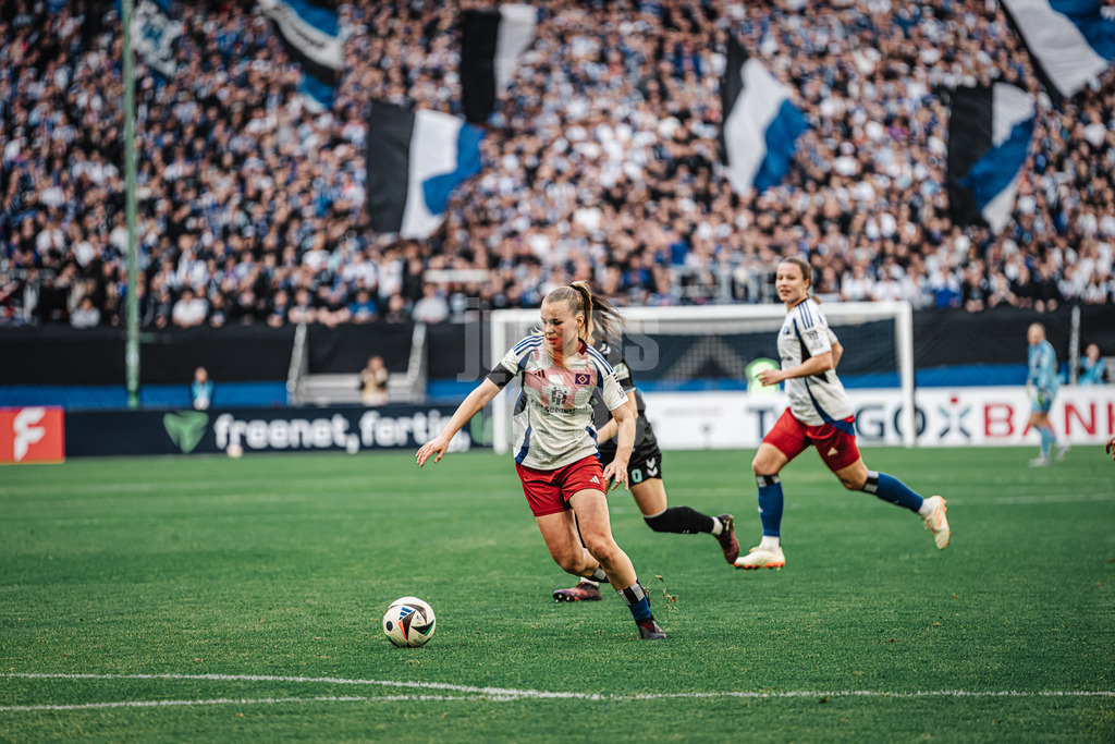 Fußball | Frauen | Saison 2024/2025  | DFB-Pokal der Frauen | Halbfinale | Hamburger SV vs. Werder Bremen | 23.03.2025 | Svea Stoldt (#8, HSV)