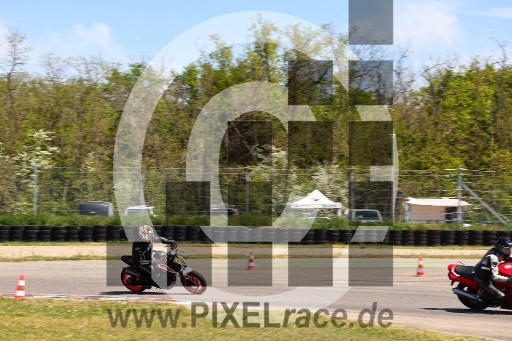 0105-20260426_02711 | Schöne Erinnerungen an spannende Momente - das festzuhalten ist unser Job. PIXELrace.de ist seit 2003 auf den Rennstrecken Europas unterwegs um die Action draußen beim Fahren und die wunderbare Stimmung imm Fahrerlager für euch einzufangen.