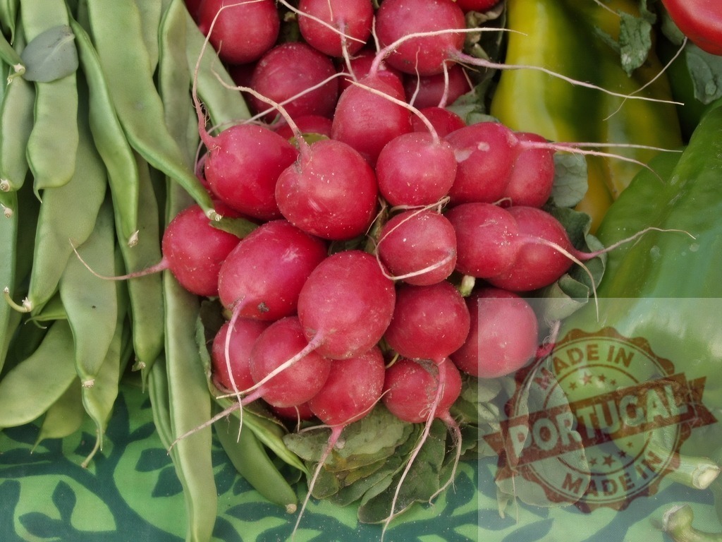 Fresh radishes, green beans, and bell peppers | Freshly picked radishes, green beans and bell peppers arranged at a farmer's market - Realisiert mit Pictrs.com