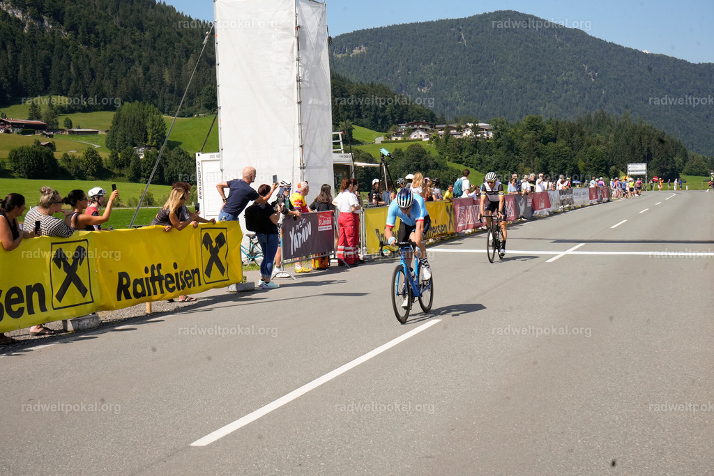 799_20230817_Bewerb_Maenner_Muehlanger | AUT - OESTERREICH, 2023-08-16: SPORT RENNRAD-FAHREN - 55. INTERNATIONALER RADWELTPOKAL IN ST. JOHANN IN TIROL  - Vintage-Radrennen mit WM-Bronze-Medaillen-Siegerin Christina Schweinberger, den Teilnehmer und Alexander Baumann (vom Orginastions-Team) - TAG 2 BEWERB MAENNER IN SECHS GRUPPEN  ; Foto: Roland Muehlanger