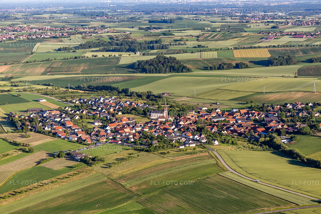 Aerial view: Agricultural land and field boundaries surround the village's settlement area. in Uhlwiller in the state Bas-Rhin, France.Photo: IMG_115461.jpg taken on 06/16/2019 by Werner Riehm/FLY-FOTO.comResolution of the original: 5472 x 3648 px