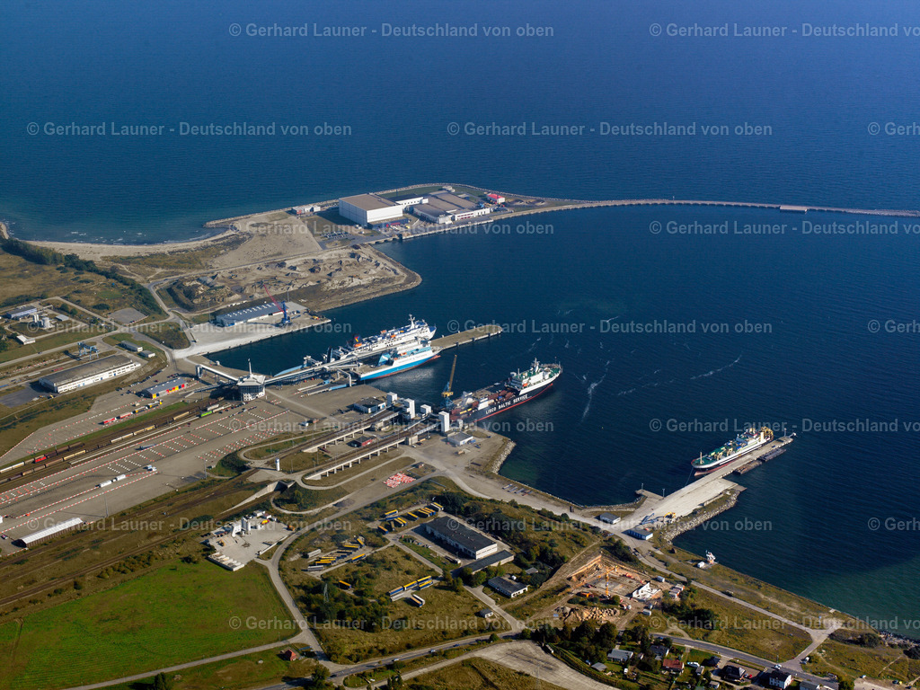 2581056 | SASSNITZ 25.08.2016 Hafenanlagen an der Meeres- Küste der Insel Rügen im Ortsteil Hagen in Sassnitz im Bundesland Mecklenburg-Vorpommern. // Port facilities on the seashore of the Iland Ruegen in the district Hagen in Sassnitz in the state Mecklenburg - Western Pomerania. Foto: Gerhard Launer