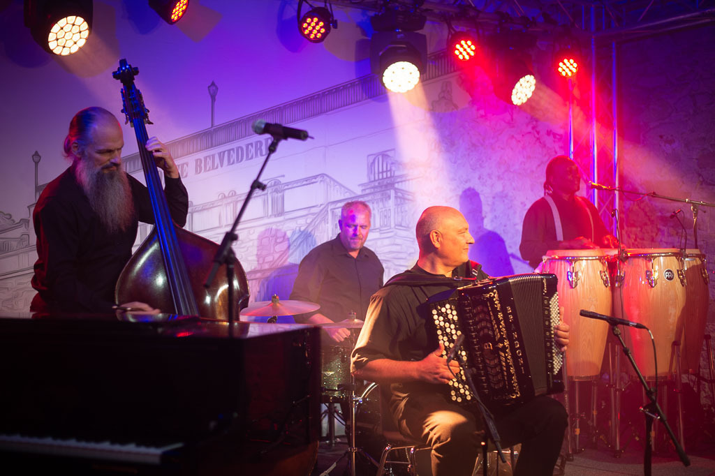 Tango meets Cuba | Tango meets Cuba mit den Klazz Brothers & Cuba Percussion im Forte Belvedere Leisnig zum Festival Hallo Leisnig 2022. - Realisiert mit Pictrs.com