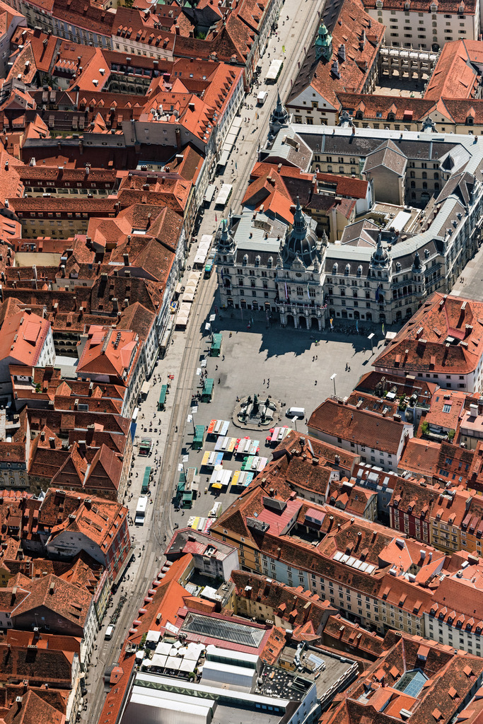 dr__0012268.jpg | GRAZ 20.07.2018 Gebäude des Rathauses der Stadtverwaltung am Marktplatz der Innenstadt in Graz in Steiermark, Österreich. // Town Hall building of the City Council at the market downtown in Graz in Steiermark, Austria. Foto: Daniel Reiter