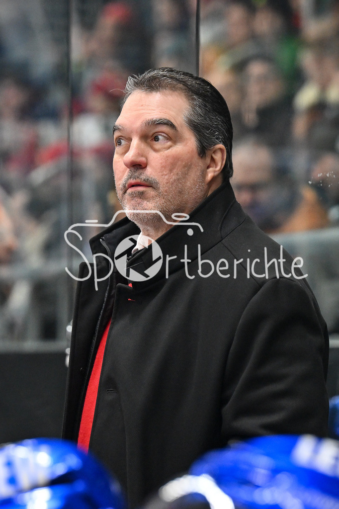 Augsburger Panther - Schwenninger Wild Wings | im Bild Larry MITCHELL Headcoach Augsburger Panther / Freisteller / Einzefoto / DEL: Augsburger Panther - Schwenninger Wild Wings, Curt Frenzel Stadion am 02.02.2025