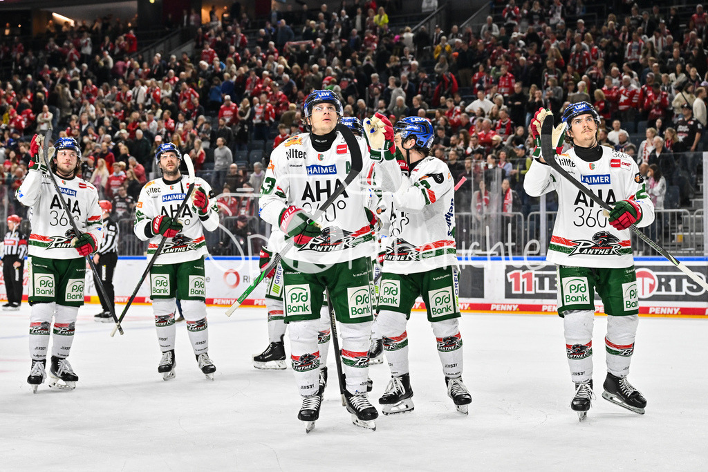 Kölner Haie - Augsburger Panther | KÖLN, DEUTSCHLAND - 04. MÄRZ: die Spieler der Panther bedanken sich bei den mitgereisten Fans nach dem Match zwischen den Kölner Haien und den Augsburger Panthern am 48. Spieltag der Penny DEL in der Lanxess Arena / Hängende Köpfe / Enttäuschte Spieler