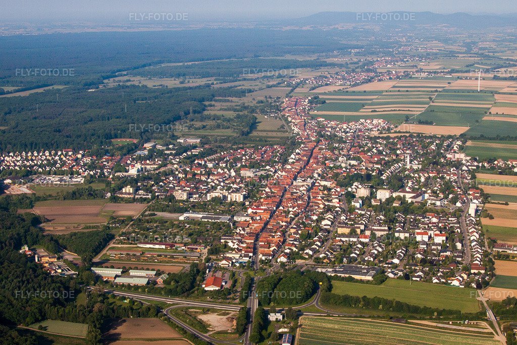 Luftbild: Ortsansicht der langen Rhein-, Haupt und Saarstraße durch Deutschland in Kandel im Bundesland Rheinland-Pfalz in Deutschland. Foto: IMG_64955.jpg vom 18.05.2014 durch Werner Riehm/FLY-FOTO.de