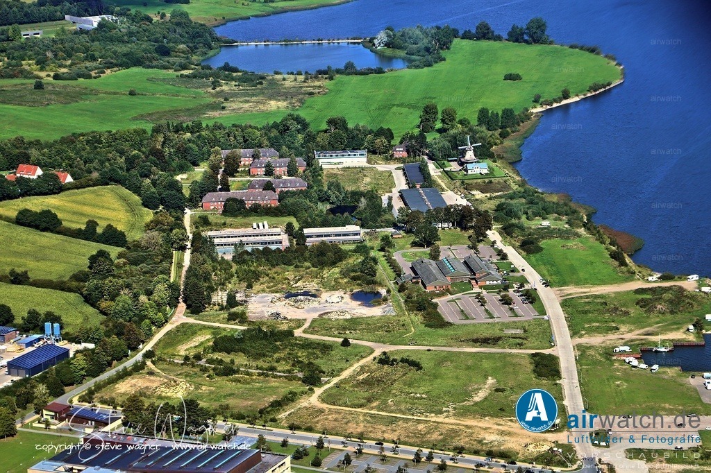 Luftbild Schleswig, Auf der Freiheit, Schlie Leven | Auf der Freiheit in Schleswig entsteht ein neuer Stadtteil namens Schlie Leven, der sich an alle Generationen richtet und direkt an der Schlei liegt. Das 56 Hektar große Areal, ehemals eine Pionier-Kaserne, wird zu einem modernen, nachhaltigen und generationsübergreifenden Wohnquartier mit einem umfassenden Angebot an Wohnungen, Gewerbe, Freizeit- und Kultureinrichtungen.