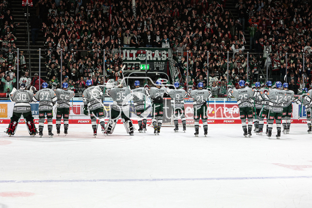 Augsburger Panther - Iserlohn Roosters | Die Panther feiern mit ihren Fans den Heimsieg gegen Iserlohn