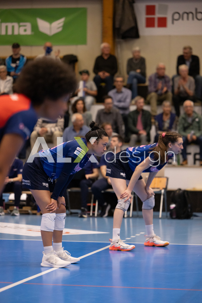 Volleyball I Frauen I Saison 2025-2026 I Volleyball NLA | Women I 1/2 Finals I  VC Kanti Schaffhausen - Sm'Aesch Pfeffingen I 07.03.2026 | 11 Mita Uiato (USA) (Sm'Aesch Pfeffingen) – Zuspiel - Realisiert mit Pictrs.com
