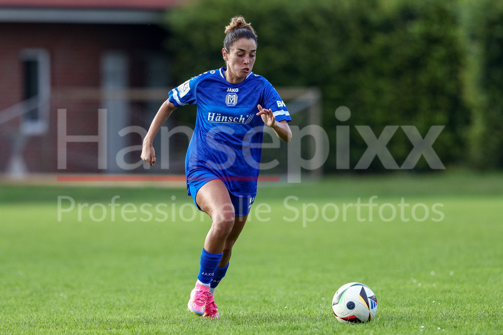 Fussball, Testspiel Frauen, SV Meppen - SpVg Aurich | Genesis Castrellon (SV Meppen, 17) am Ball, Freisteller, Einzelbild, Ganzkörper, Aktion, Action, Spielszene