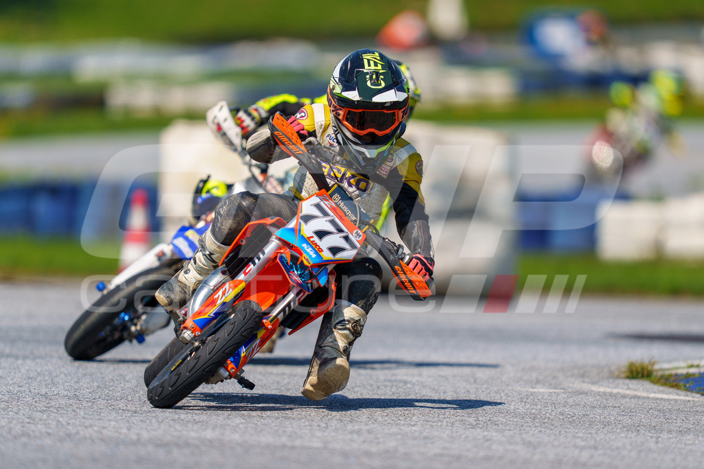 G-Cup + Supermoto Staatsmeisterschaft + Hungarian Supermoto Championship | GRIPcapture steht für authentische Sportfotografie in Österreich – für Momente, die mehr sind als Geschwindigkeit oder Ergebnis. Es geht um Emotion, Spannung, Fokus und den Augenblick, der oft nur einen Wimpernschlag dauert.Ob Motorsport, Teamsport oder 