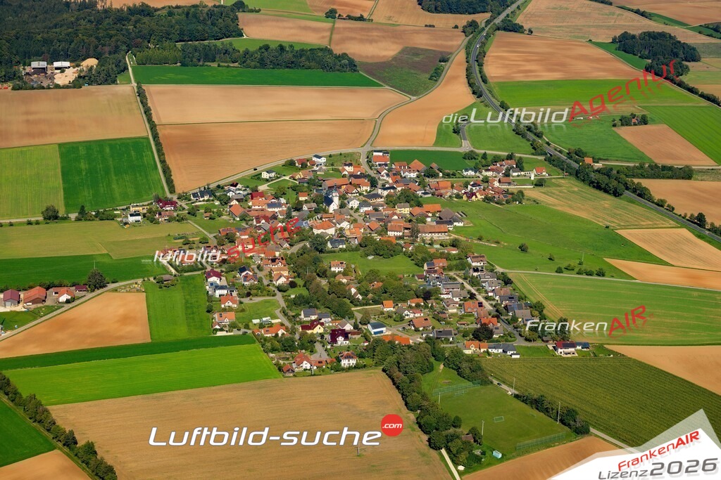 Das Luftbild zeigt : Kemnathen Immobilie Breitenbrunn - Die Luftaufnahme wurde 2023 vom UL-Flugzeug aus erstellt ( keine Drohne ) - Hochauflösende Luftaufnahme - Für grossformatige Ausdrucke geeignet. Die Geschenkidee !Mit Lizenz und Bildrechte bestellbar