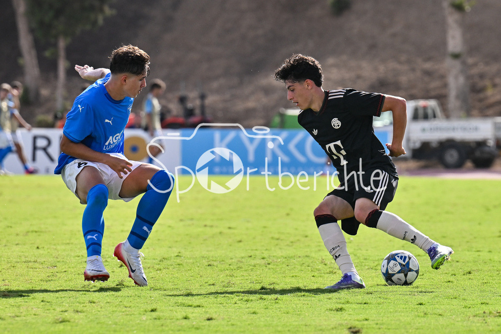 Papohs FC U19 - FC Bayern München U19 | Im Duell Marcelo ALVES (Paphos FC U19 6) und Deniz OFLI (FCB #3) / Zweikampf / UEFA Youth League: Paphos FC U19 - FC Bayern München U19; Stelios Kyriakides Stadium am 30.09.2025