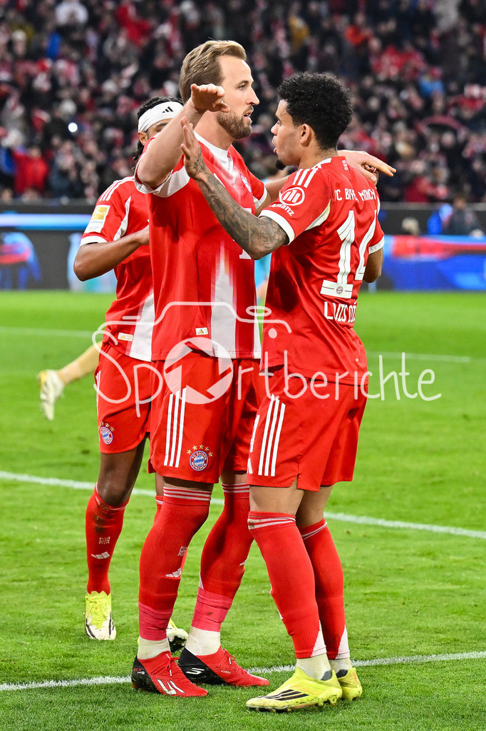 FC Bayern München - TSG 1899 Hoffenheim | MUNICH, GERMANY - 08. FEBRUARY: Jubel der Bayern nach dem Treffer zum 2-1 durch Harry KANE (FC Bayern Munich 9) / Foulelfmeter während dem Bundesligamatch zwischen dem FC Bayern München und der TSG 1899 Hoffenheim am 21. Spieltag in der Allianz Arena / DFL REGULATIONS PROHIBIT ANY USE OF PHOTOGRAPHS AS IMAGE SEQUENCES AND/OR QUASI-VIDEO / Luis DIAZ (FC Bayern Munich 14)