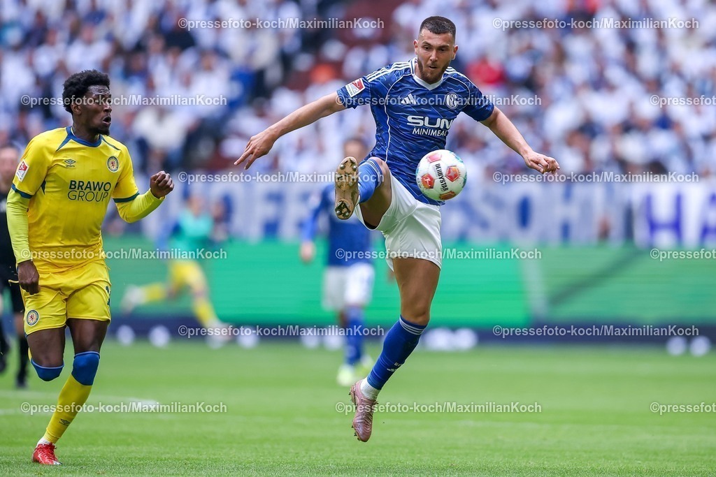 S0417052601016 | 17.05.2026, Fußball, FC Schalke 04 - Eintracht Braunschweig, 34. Spieltag, 2. Fußball Bundesliga, Veltins-Arena Gelsenkirchen, Saison 2025 2026: Mehmet Aydin (Braunschweig #10)  im Zweikampf gegen  Hasan Kurucay&nbsp;(Schalke04 #04)  DFB regulations prohibit any use of photographs as image sequences and or quasi-video.