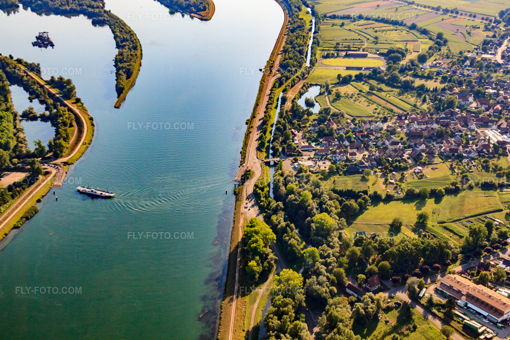 Aerial view: Bac de Rhinau-Kappel across the Rhine in Rhinau in the state Bas-Rhin, France. – Photo: IMG_59479.jpg taken on 08/16/2013 by Werner Riehm/FLY-FOTO.com – Resolution of the original: 4752 x 3168 px