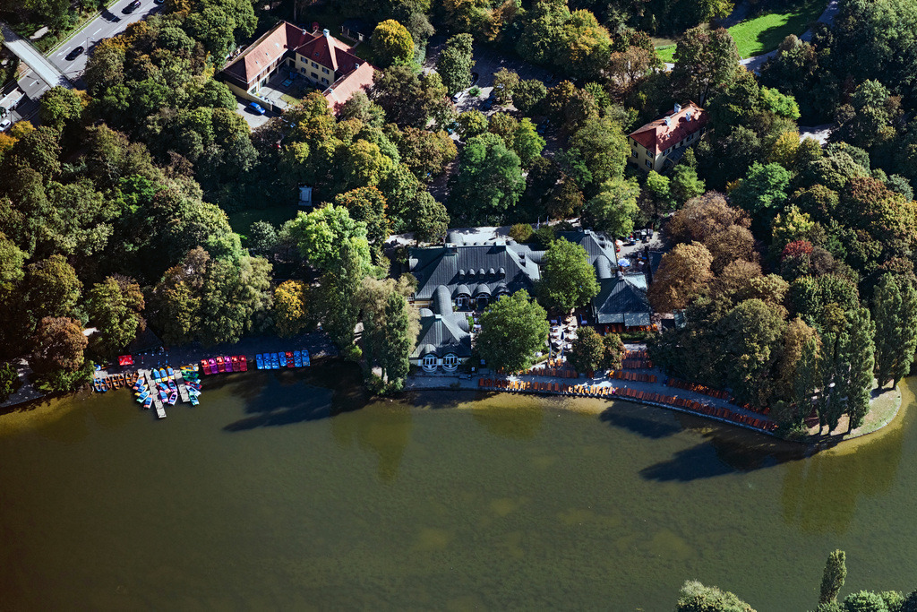 dr__0092996.jpg | MüNCHEN 01.10.2021 Tische und Sitzbänke der Freiluft- Gaststätte Seehaus in München im Bundesland Bayern, Deutschland. // Tables and benches of open-air restaurant Seehaus in Munich in the state Bavaria, Germany. Foto: Daniel Reiter