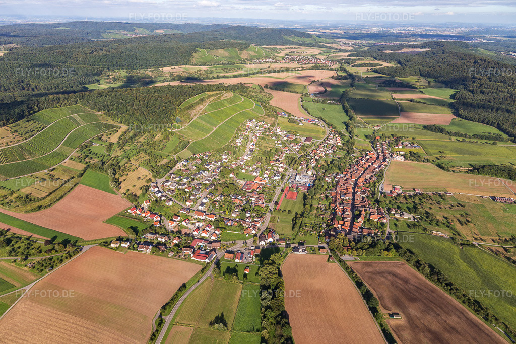 Luftbild: Ortsansicht im Ortsteil Schützingen in Illingen im Bundesland Baden-Württemberg in Deutschland. Foto: IMG_093473.jpg vom 22.08.2016 durch Werner Riehm/FLY-FOTO.de
