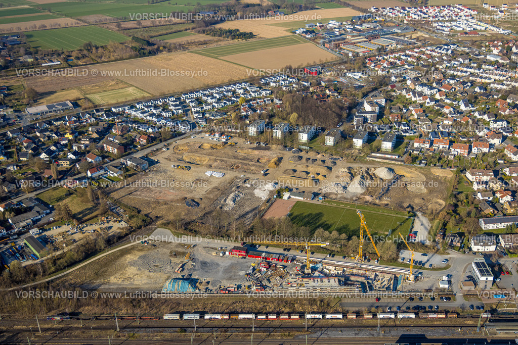 Soest250306635 | Luftbild, Baugebiet Teinenkamp, Reihenhäuser, Sportplatz Jahnplatz des TuS-Jahn Soest e.V., Neubau Wohngebiet Bergenring, Baustelle für die VHS, das DiLAS und das Kundenzentrum der Stadtwerke, Soest, Soester Börde, Nordrhein-Westfalen, Deutschland