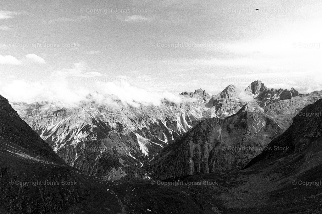 Stubai Mountains b/w | Some peaks of the Stubai mountains from a distance.  - Realisiert mit Pictrs.com
