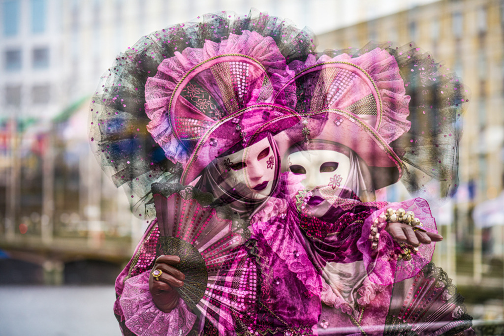 Maskenzauber Hamburg | In Hamburg findet jedes Jahr an einem Wochenende im Januar oder Februar der venezianische Maskenzauber statt. Das Bild hier ist eine Collage, es gibt die mystische Stimmung, das Versteckspiel hinter den Masken geheimnisvoll wieder. — Auflösung des Originals: 8256 x 5504 px. - Realisiert mit Pictrs.com
