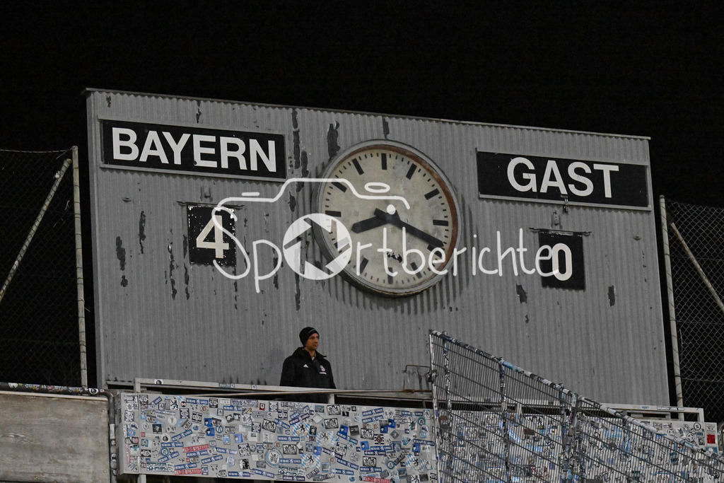 FC Bayern Amateure - SpVgg Greuther Fürth II | Das Endergebnis auf der Anzeigentafel im Gruenwalder Stadion / Anzeigetafel / Regionalliga Bayern: FC Bayern Muenchen II - SpVgg Greuther Fuerth II, Gruenwalder Stadion am am 29.10.2024