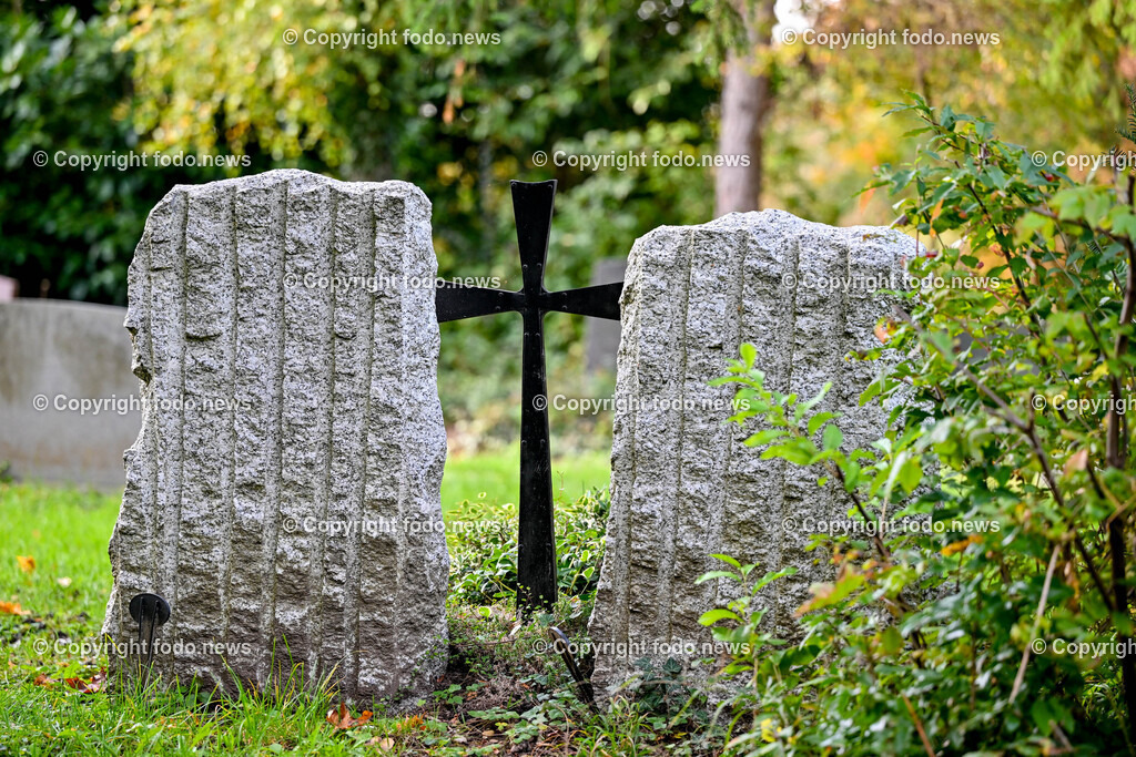 Friedhof_ Kreuz_ Kruzifix_ Jesu Christi_ Allerheiligen_ 26.10.2024-42 | 26.10.2024, Friedhof, AUT, Allerheiligen, Themenbilder im Bild Friedhof, Kreuz, Kruzifix, Jesu Christi, Allerheiligen, Engerl, Engel, Kerzen, Grab, Grablicht, Blumen, Skulptur, Grabstein, Symbolbild, Grablaterne, Grabkerze, Grabkerzen, Grablichter, Kerze, Grabkreuz, Gedenken, Bestattung, Verstorbene, Totenruhe, Grab, Urne, Blumenschmuck, Schmuck, Besucher, Feature, kreativ, creativ, Linz