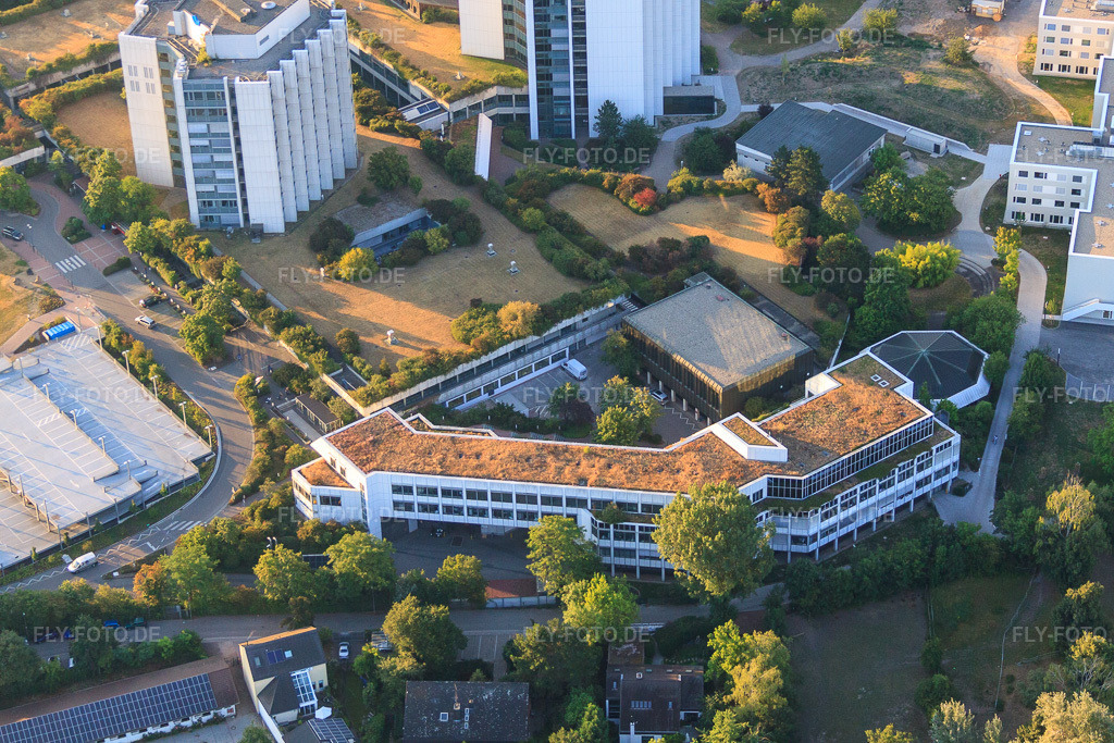 Luftbild: BG Klinik Ludwigshafen von Süden bei Sonnenaufgang im Ortsteil Oggersheim in Ludwigshafen im Bundesland Rheinland-Pfalz in Deutschland. Foto: IMG_69434.jpg vom 04.07.2014 durch Werner Riehm/FLY-FOTO.deAuflösung des Originals: 4752 x 3168 pxLinkedin