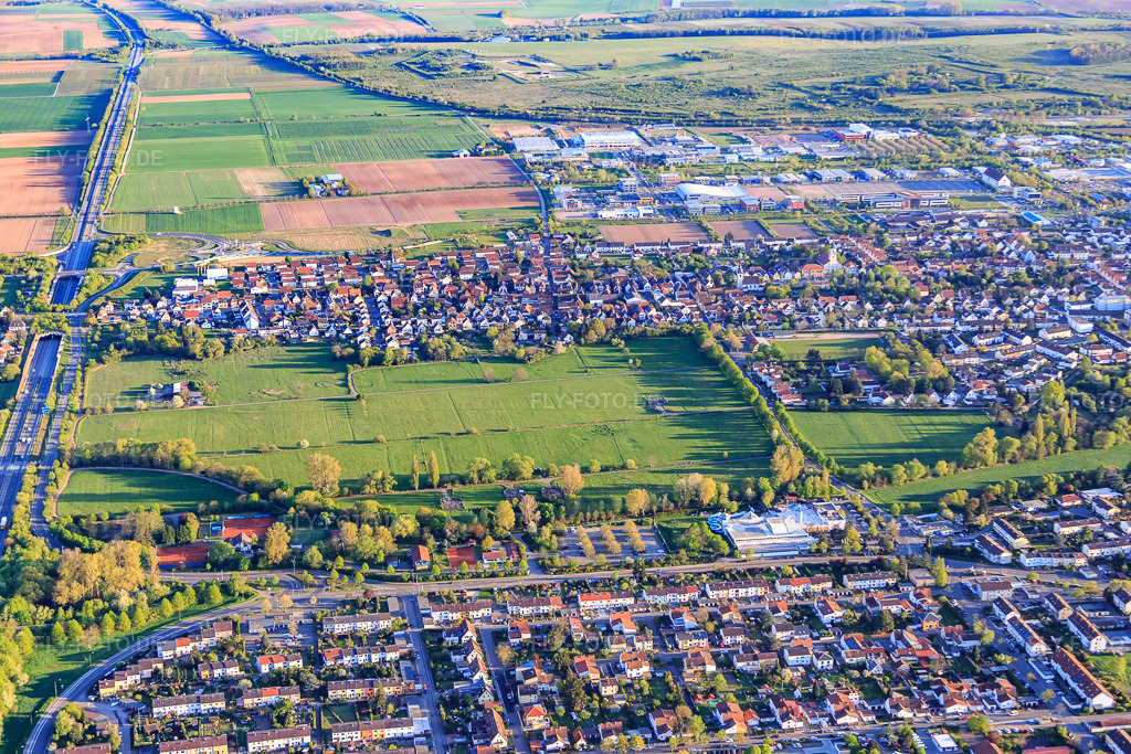 Luftbild: Queichwiesen ais N im Ortsteil Queichheim in Landau im Bundesland Rheinland-Pfalz in Deutschland.Foto: IMG_077471.jpg vom 21.04.2015 durch Werner Riehm/FLY-FOTO.deAuflösung des Originals: 5472 x 3648 px