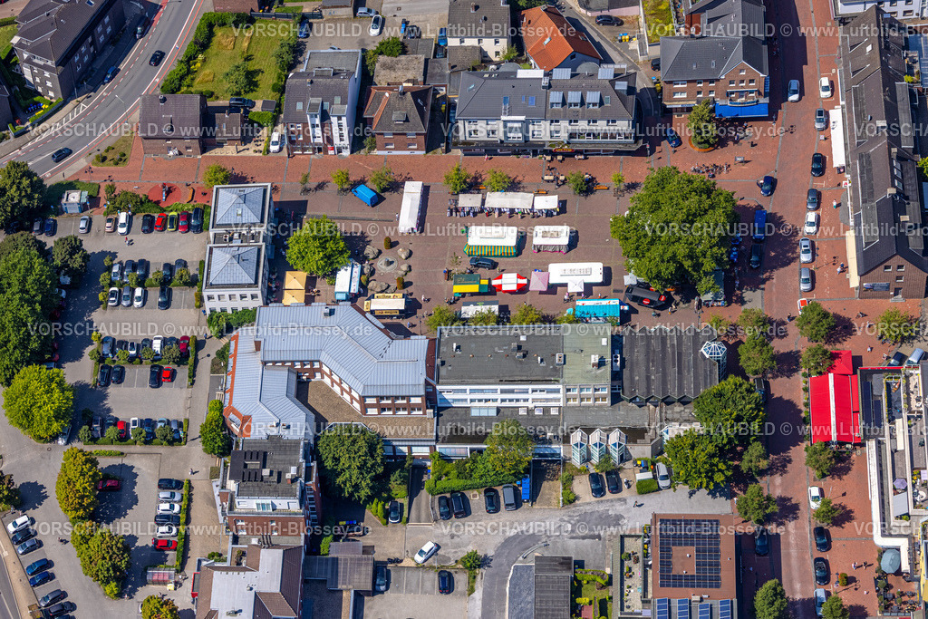Bottrop250801868Kirchhellen | Luftbild, Wochenmarkt und Marktstände auf dem Johann-Breuker-Platz, Kirchhellen, Bottrop, Ruhrgebiet, Nordrhein-Westfalen, Deutschland