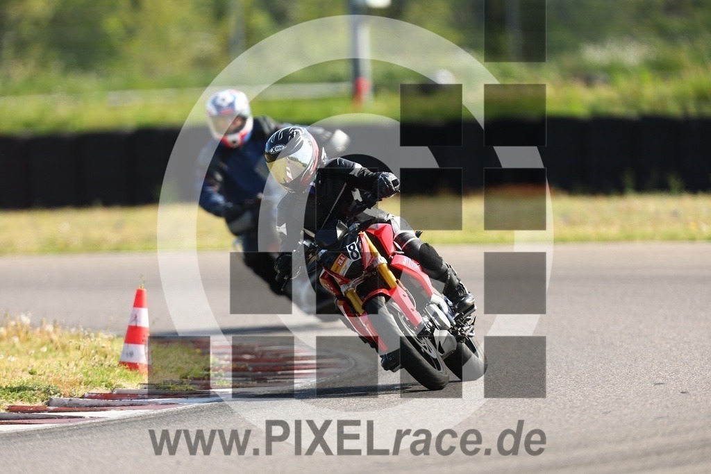 0008-20260426_00537 | Schöne Erinnerungen an spannende Momente - das festzuhalten ist unser Job. PIXELrace.de ist seit 2003 auf den Rennstrecken Europas unterwegs um die Action draußen beim Fahren und die wunderbare Stimmung imm Fahrerlager für euch einzufangen.