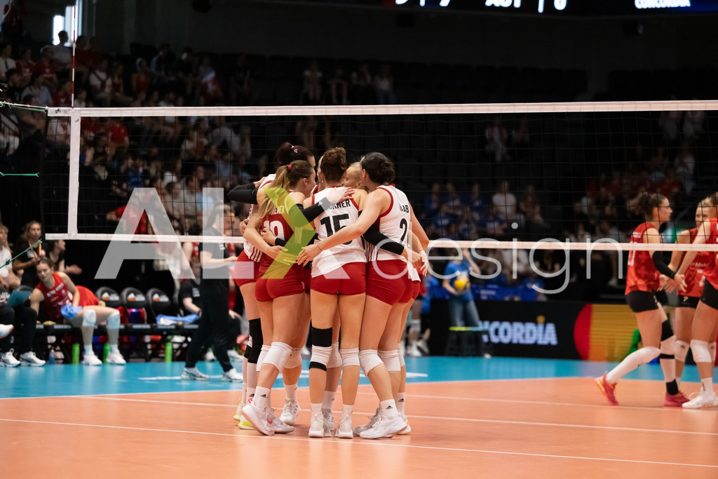 Austria v Switzerland - CEV European League Women | KRIENS, SWITZERLAND - JUNE 14: Team of Austria celebrating during the CEV European League match between Austria and Switzerland at Pilatus Arena on June 14, 2026 in Kriens, Switzerland. - Realisiert mit Pictrs.com