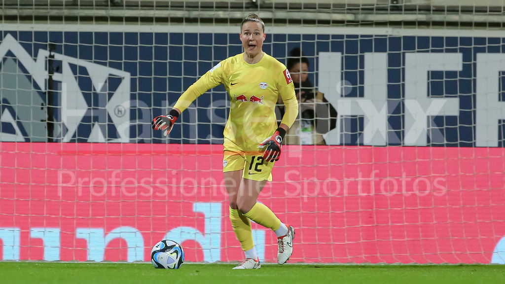 Fussball, Google Pixel Frauen-Bundesliga, VfL Wolfsburg - RB Leipzig | v.li.: Elvira Herzog (Torhüterin, Torwart, RB Leipzig, 12) am Ball, Freisteller, Einzelbild, Ganzkörper, Aktion, Action, Spielszene , DIE DFB-RICHTLINIEN UNTERSAGEN JEGLICHE NUTZUNG VON FOTOS ALS SEQUENZBILDER UND/ODER VIDEOÄHNLICHE FOTOSTRECKEN. DFB REGULATIONS PROHIBIT ANY USE OF PHOTOGRAPHS AS IMAGE SEQUENCES AND/OR QUASI-VIDEO.