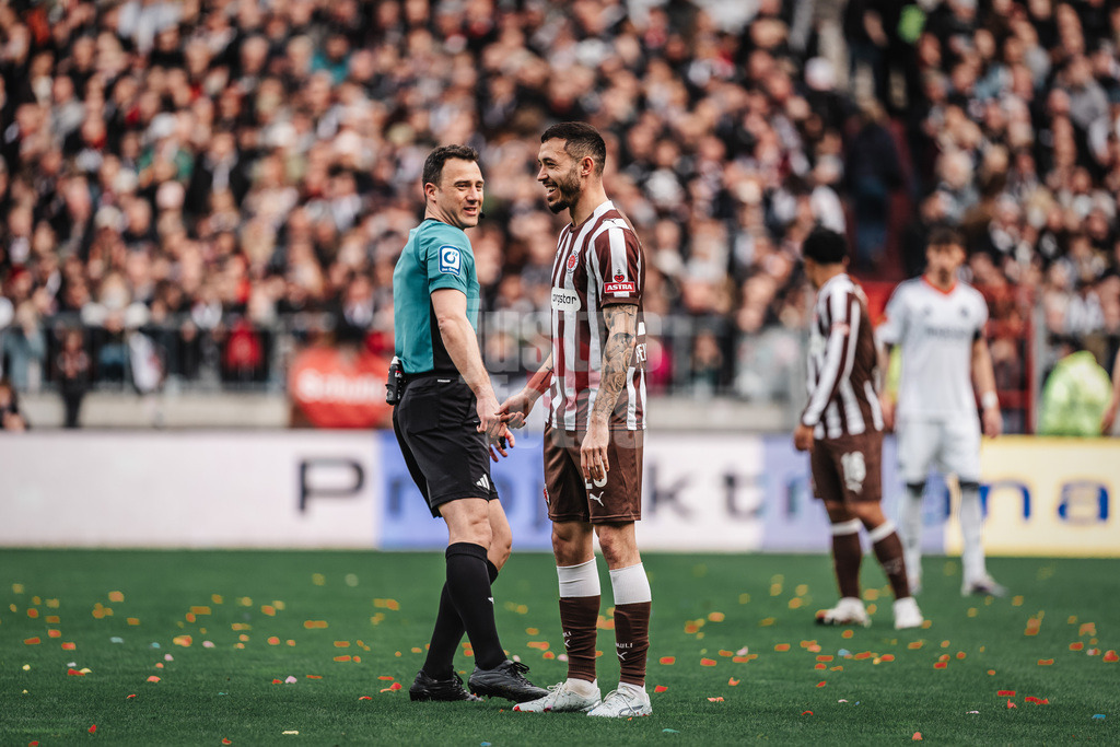 Fußball | Männer | Saison 2025/2026  | Fußball-Bundesliga | 25. Spieltag | FC St. Pauli vs. Eintracht Frankfurt | 08.03.2026 | v.l. Schiedsrichter Dr. Felix Zwayer und Mathias Pereira Lage (#28, FC St. Pauli)