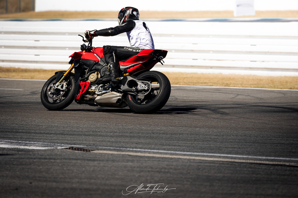 Ducati Trackday Hockenheimring 2026 | Entdecken Sie die faszinierende Welt von Alexander Tschuncky Arts: Kreative Fotografie, atemberaubende Automobilkunst und hochwertiger Bilderdruck. Lassen Sie sich inspirieren! - Realisiert mit Pictrs.com