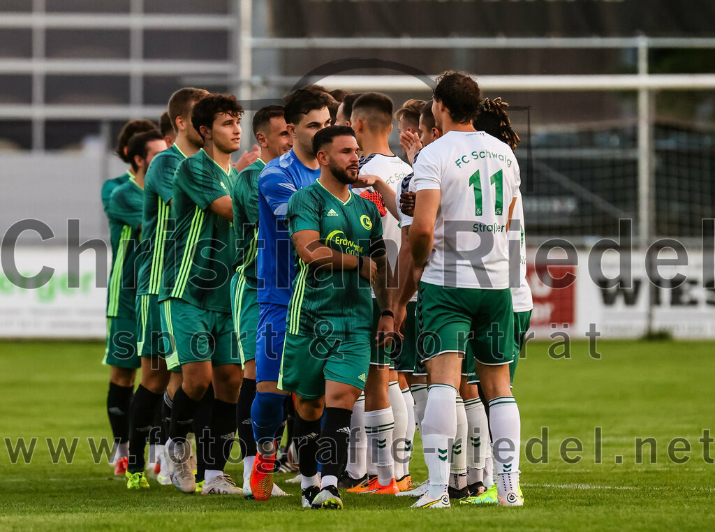 2023-09-01_004_FC_Schwaig_gegen_TSV_Gruenwald | Oberding, Deutschland, 01.09.2023:
Fußball, Landesliga Südost 2023 / 2024, 9. Spieltag, FC Schwaig gegen TSV Grünwald, Endergebnis: 3:1

Marco Bornhauser (TSV Grünwald, #2), Markus Straßer (FC Schwaig, #11)

Foto: Christian Riedel / fotografie-riedel.net
