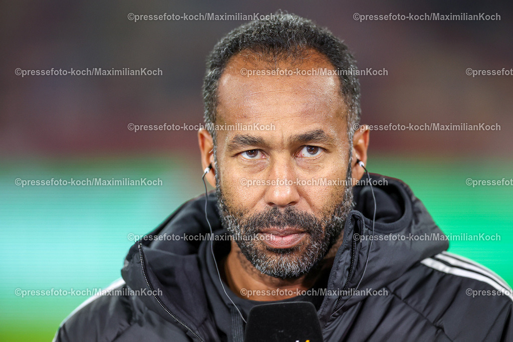Due0911240109602099 | 09.11.2024, Fußball, Fortuna Düsseldorf - SC Paderborn 07, 2. Bundesliga, Merkur Spiel-Arena, Saison 2024 2025: Cheftrainer Daniel Thioune (Trainer Fortuna Düsseldorf) DFB regulations prohibit any use of photographs as image sequences and or quasi-video.