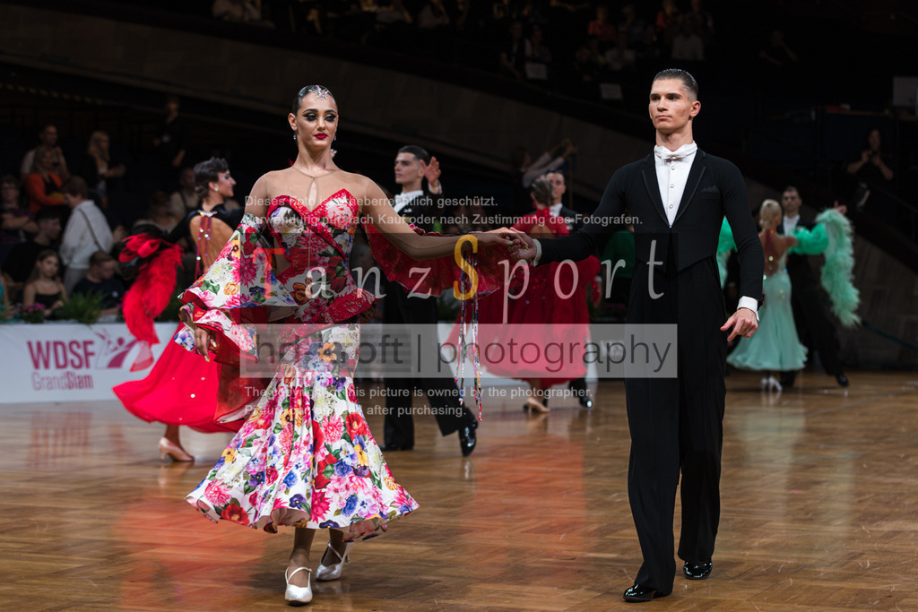 20250820_WDSF Standard Rising Stars R3-3382 | Tanzsportbilder, Standardtanz, Lateintanz, WDSF, DTV, LTVB, dancecomp, goc, hessen tanzt, blaues band der spree, walzer, tango, wiener walzer, slowfox, quickstepp, samba, rumba, cha-cha-cha, paso doble. jive, hd-kroft photography, turniertanzsport