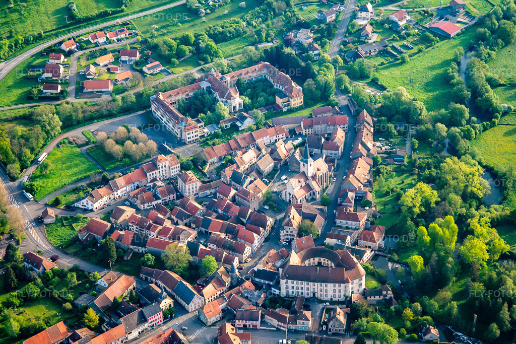 Luftbild: Altstadt mit Château de Fénétrange in Fénétrange im Bundesland Moselle in Frankreich. Foto: IMG_140607.jpg vom 01.05.2024 durch Werner Riehm/FLY-FOTO.de
