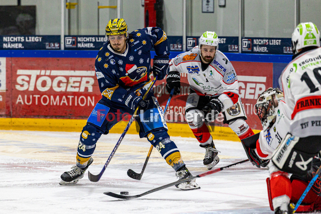 TSV Peißenberg Miners vs ESC River Rats Geretsried | Eishockey Bayernliga 2023/2024, TSV Peißenberg Miners vs ESC River Rats Geretsried,
Kampf um den Puck Stefano RIZZO (River Rats 24) und Florian SIMON (Miners 11),
2023-12-26 in Geretsried (Eisstadion)
24 Stefano RIZZO (River Rats 24), 11 Florian SIMON (Miners 11)
Copyright: WolfgangxLindner foto-lindner.de