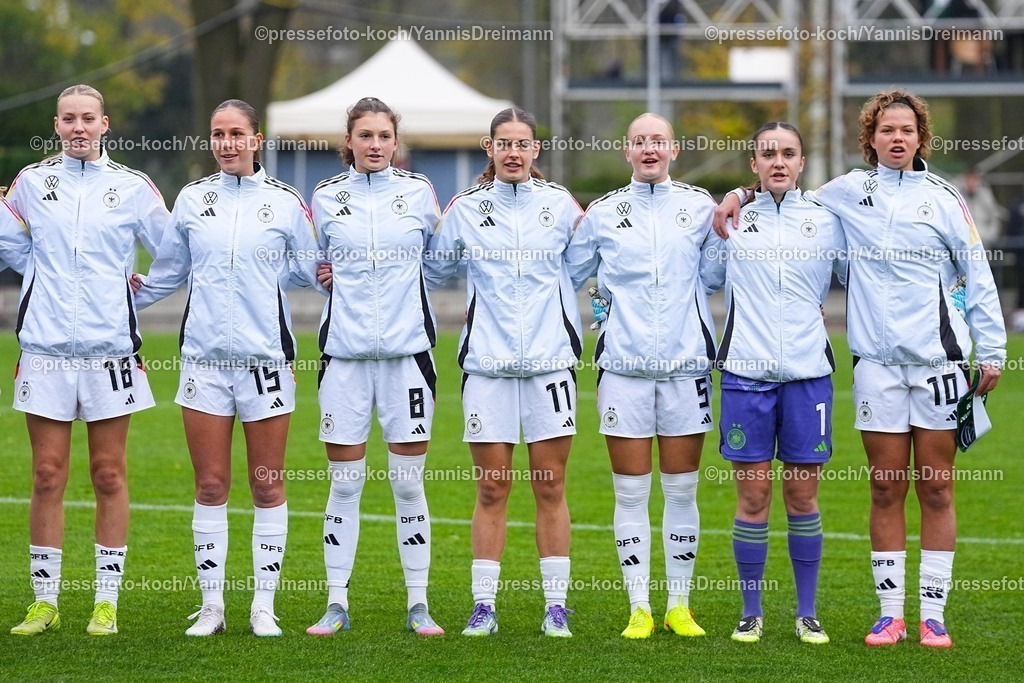 xYDRx26112502004 | 26.11.2025, xydrx, Fußball, Länderspiel, EM-Qualifikation U19-Frauen, Belgien - Deutschland, Sportschule Wedau: Mia-Lena Maas (GER #18) Maj Schneider (GER #15) Lotta Wrede (GER #8) Leni Eggert (GER #11) Luzie Zaehringer (GER #5) Nelly Smolarczyk (GER #1) Rosa Rueckert (GER #10) singen die Nationlhymne