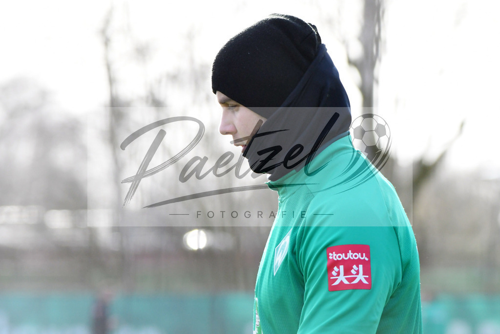 20200212_TRASVW_0011 | Fussball, Herren: Niclas Fuellkrug (Werder Bremen) schaut waehrend der Trainingseinheit des SV Werder Bremen auf dem wohninvest Weserstadion Trainingsplatz am 12.02.2020 in Bremen, Deutschland. - Realisiert mit Pictrs.com
