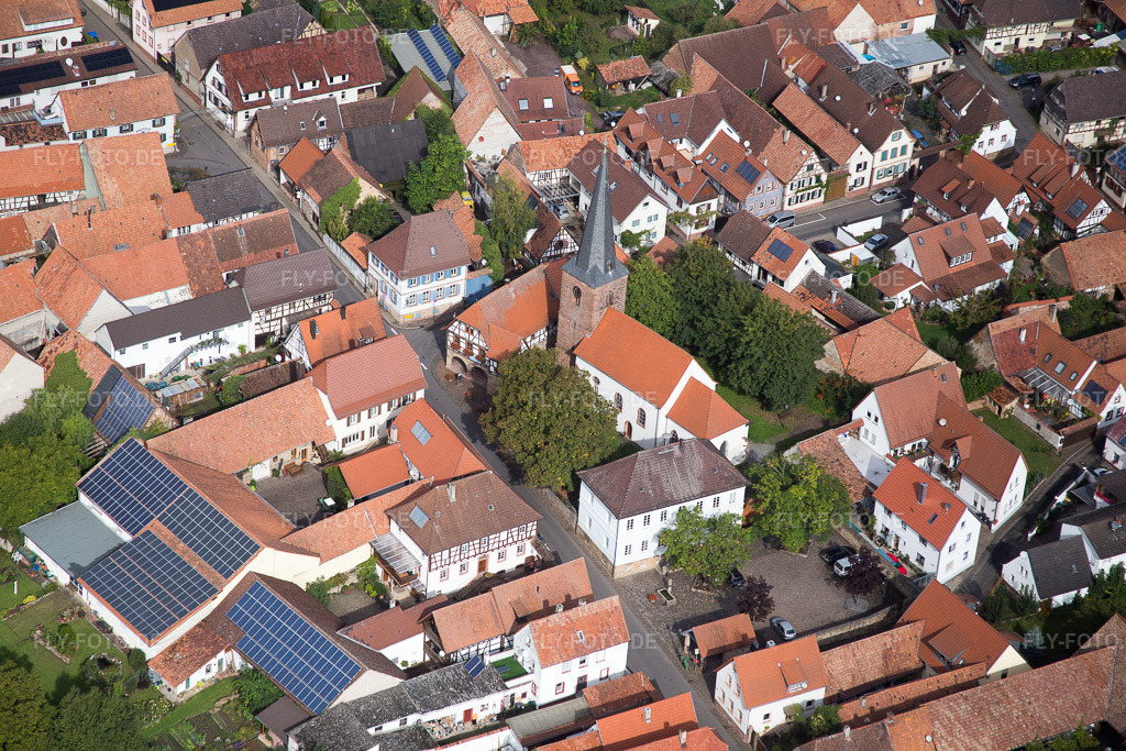 Luftbild: Kirche im Ortsteil Heuchelheim in Heuchelheim-Klingen im Bundesland Rheinland-Pfalz in Deutschland. Foto: IMG_072633.jpg vom 19.09.2014 durch Werner Riehm/FLY-FOTO.de