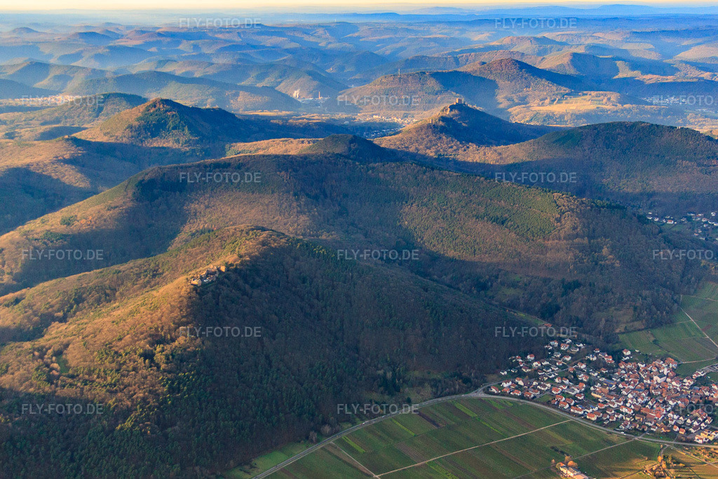 Luftbild: Pfälerwald Burgenpanorama von der Burgruine Madenburg bis zum Trifels im Winter in Eschbach im Bundesland Rheinland-Pfalz in Deutschland. Foto: IMG_61394.jpg vom 15.12.2013 durch Werner Riehm/FLY-FOTO.de