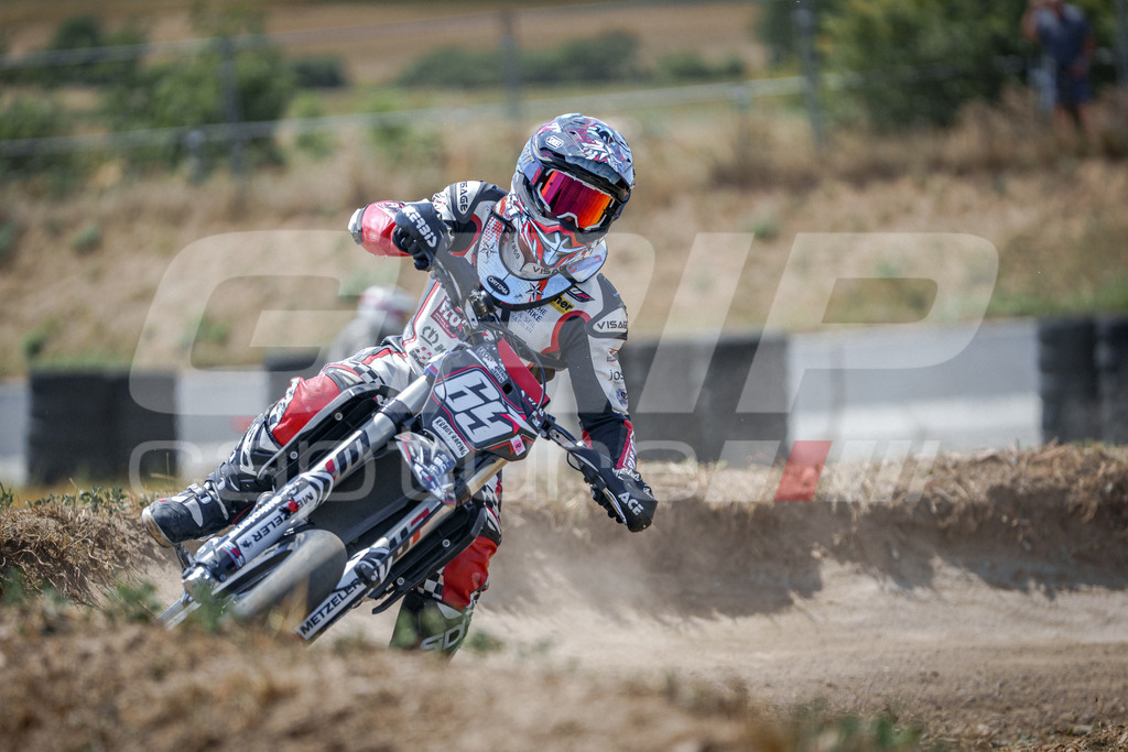 SuperMoto_Staatsmeisterschaft_Fuglau-756 | GRIPcapture steht für authentische Sportfotografie in Österreich – für Momente, die mehr sind als Geschwindigkeit oder Ergebnis. Es geht um Emotion, Spannung, Fokus und den Augenblick, der oft nur einen Wimpernschlag dauert.Ob Motorsport, Teamsport oder 