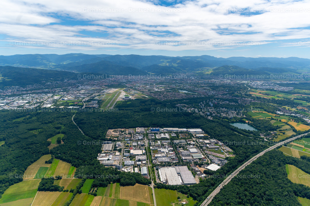 4032949 | FREIBURG IM BREISGAU 30.06.2020 Industrie- und Gewerbegebiet Hochdorf im Ortsteil Hochdorf in Freiburg im Breisgau im Bundesland Baden-Württemberg, Deutschland. // Industrial and commercial area Hochdorf in the district Hochdorf in Freiburg im Breisgau in the state Baden-Wurttemberg, Germany. Foto: Gerhard Launer