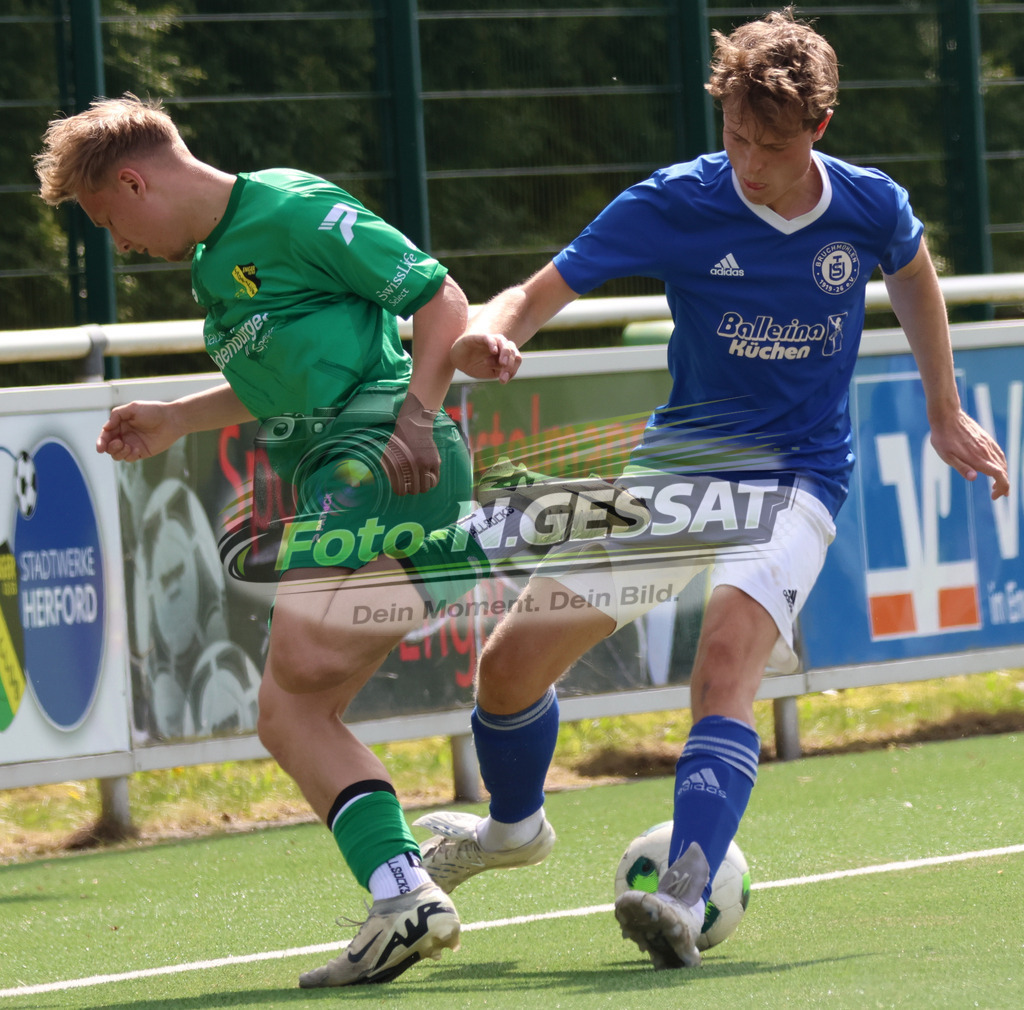 SC Enger - TuS Bruchmühlen | Auf dem Bild zu sehen: grün SC Enger: Alexander Geiger ; blau TuS Bruchmühlen: Jan Weiffenbach SC Enger, TuS Bruchmühlen, Saison 25/26, Kreisliga A, Enger, Deutschland - Realisiert mit Pictrs.com