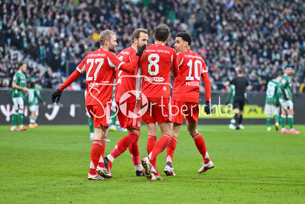 SV Werder Bremen - FC Bayern München | BREMEN, GERMANY - 14. FEBRUARY: Jubel der Bayern nach dem Treffer zum 0-3 durch Harry Leon GORETZKA (FC Bayern Munich 8)  Tor / Torschuetze / Freude / Happy während dem Bundesligamatch zwischen dem SV Werder Bremen und dem FC Bayern München am 22. Spieltag im Weserstadion / DFL REGULATIONS PROHIBIT ANY USE OF PHOTOGRAPHS AS IMAGE SEQUENCES AND/OR QUASI-VIDEO